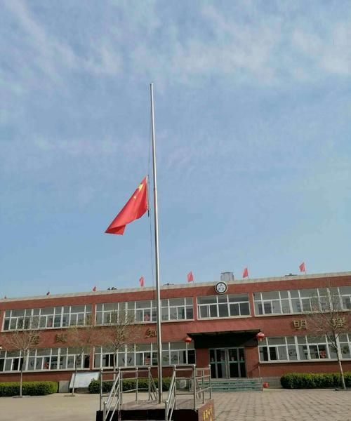 下半旗是把旗子下降到: 距离杆顶的哪一处