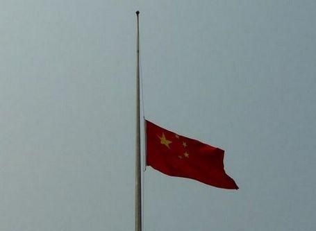 下半旗是把旗子下降到A.旗杆的一半处B.下降1米C.下降1．5米D.距离杆顶的1/3处
