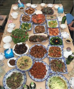 ​吃百家饭的寓意是什么，俗语吃百家饭指的是什么？