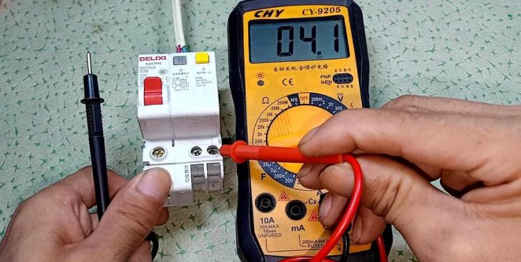 万用表的使用方法220v：怎样用数字万用表量出220V的火线