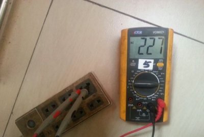 ​万用表的使用方法220v,万用表的使用交流220V电压测试
