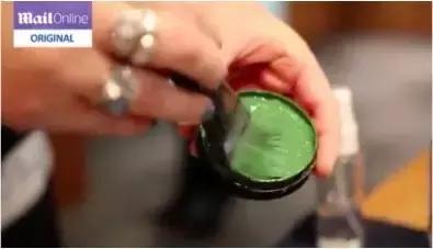 非洲胖黑妞身材（这大胸妹子裸着上身在伦敦繁忙的街上走了半天）(3)