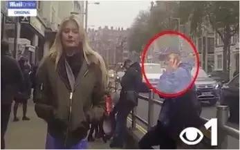 非洲胖黑妞身材（这大胸妹子裸着上身在伦敦繁忙的街上走了半天）(12)