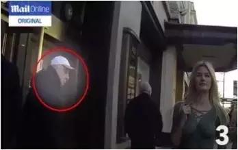 非洲胖黑妞身材（这大胸妹子裸着上身在伦敦繁忙的街上走了半天）(7)