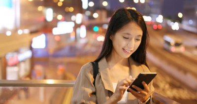 ​60岁老板喜欢上女秘书（故事一次出差与漂亮女秘书度过甜蜜夜晚）
