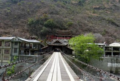 ​泸定桥是位于哪条河流上的一座铁索桥，泸定桥是位于哪条河流上的一座铁索强？