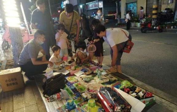 年轻人适合摆什么地摊，内衣店门口适合摆什么地摊？图2