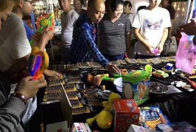 ​年轻人适合摆什么地摊，内衣店门口适合摆什么地摊？