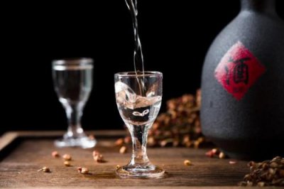​借酒消愁愁更愁的下一句是什么？借酒消愁愁更愁,抽刀断水水更流意思