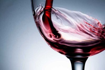 ​红酒倒到酒杯有气泡是为什么呢？红酒倒到酒杯有气泡是为什么原因