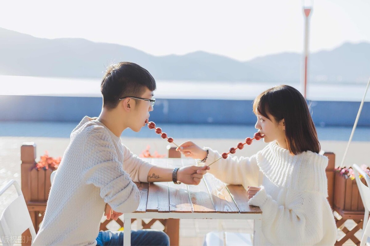 有人偷偷暗恋你会有什么痕迹（暗恋对方他能感觉到吗）