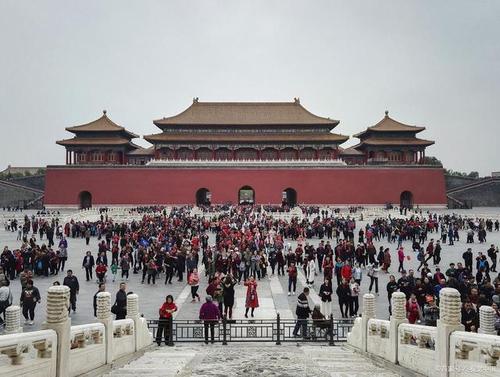 1、故宫在前门，从东便门乘坐地铁5号线到达万柳桥站下车后步行即可到故宫，建议2小时左右。