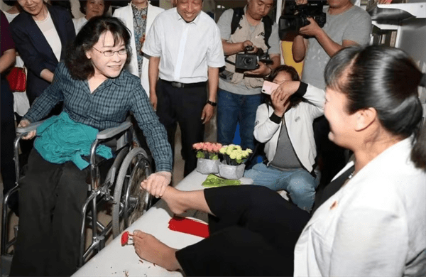 张海迪结了几次婚(王佐良和张海迪的故事)