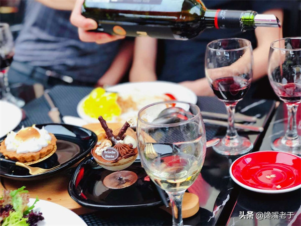 红酒瓶底部凹的越深代表什么(红酒底部的凹陷学问)