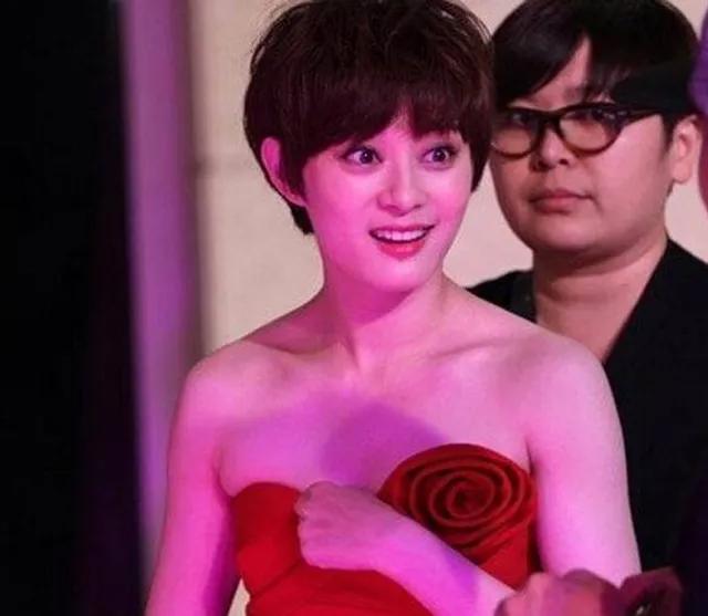 盘点：女星当众整理内衣的无拘无束瞬间