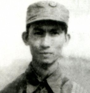 ​警卫员缴获了一支手枪，想交给营长，却不小心把营长打死了
