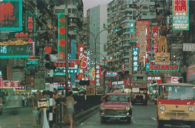 ​1969年，李嘉诚与大儿子在家中合影
