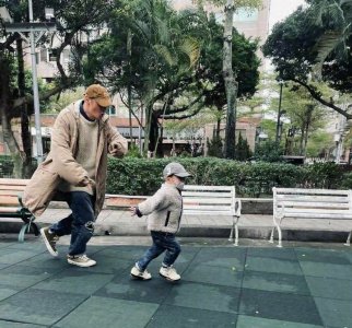 ​39岁余文乐近照曝光，拍照拍成1米2，没戴口罩被吐槽不如儿子