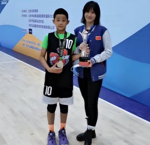 ​杜锋妻子近况：独自一人在北京照顾儿女，35岁依旧颜值身材在线