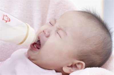 ​婴儿不肯吃奶怎么回事啊（婴儿为什么会拒绝吃奶？别着急，看吃奶状态你就知道
