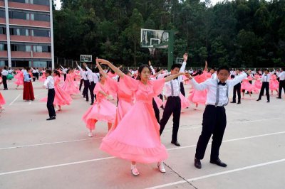 ​舞动青春·梦想启航，云南昌乐实验中学700余名学生跳起华尔兹