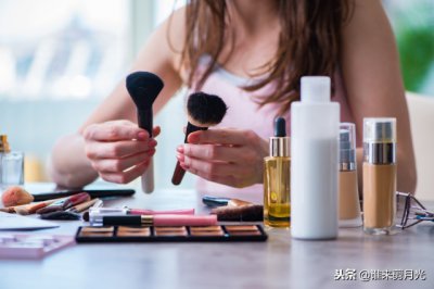 ​化彩妆需要哪些东西呢（化妆一般要用哪些东西 学会这几步就好）