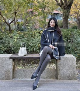 ​肤色偏黑的人适合什么颜色的衣服（黄黑皮肤穿什么颜色的衣服显白）