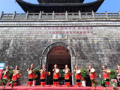 ​载歌载舞（茶香飘扬，载歌载舞！2023年“中国旅游日”普洱市主题日活动启动）