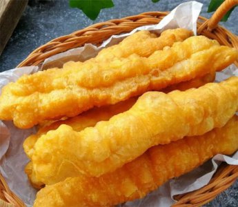 ​炸油条用热水和面还是凉水和面[炸油条什么水和面]