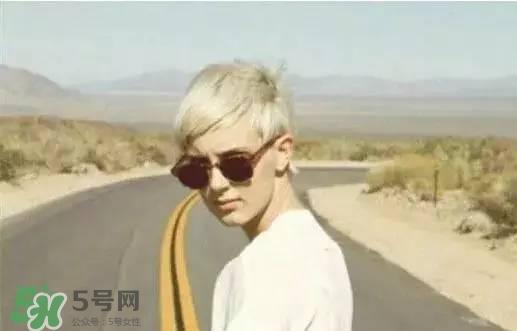夏天头发染什么颜色好看 夏天染什么颜色的头发好看