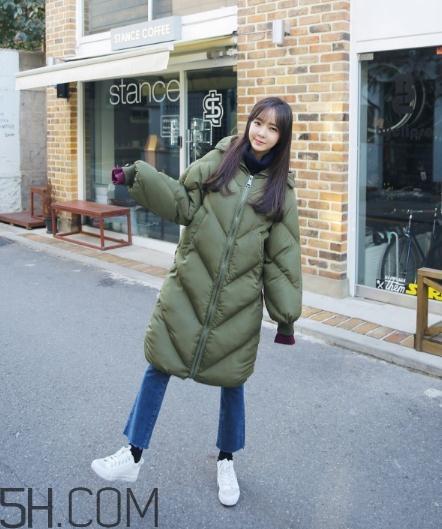 军绿色羽绒服怎么搭配？军绿色羽绒服搭配图片