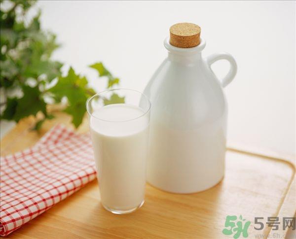 健身喝什么牛奶？健身喝全脂牛奶还是脱脂牛奶？