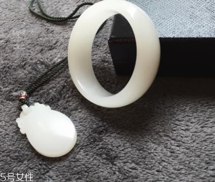 手镯是圆的好还是扁的好？手镯买圆的还是扁的？