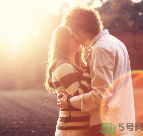 男人劈腿的表现有哪些？怎么判断一个男人是否劈腿？