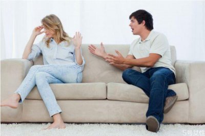 ​夫妻之间要不要查看对方手机 夫妻间该不该互看手机