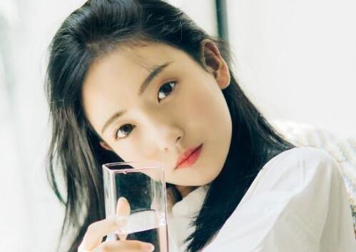 女生故意不回微信适当高冷