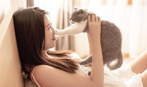 自我调侃逗笑女生