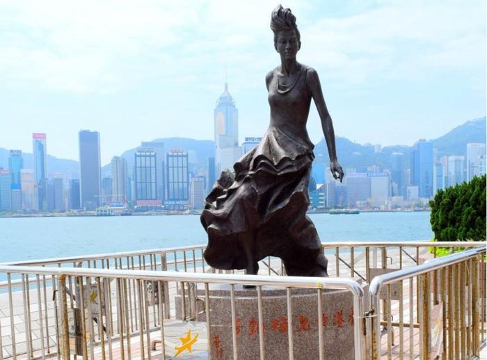 女人花红尘摇曳四十年，可叹梅艳芳从未为她自己活过