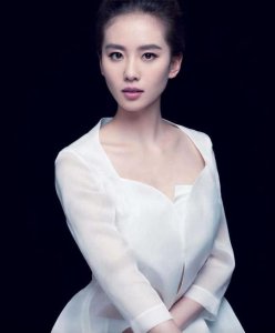 ​娱乐资讯：刘诗诗登《男人装》封面，一袭黑色装性感又霸气