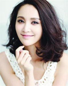 ​她与大16岁男人相爱7年却离婚，如今二婚被丈夫宠成少女一般！