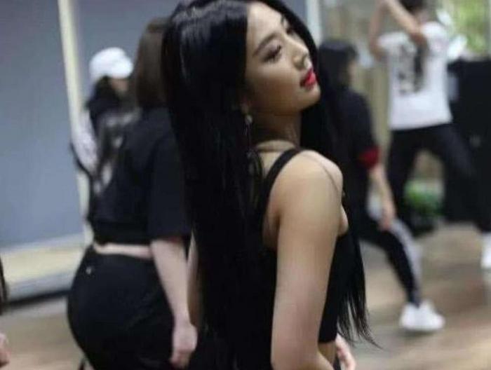 最近与张艺兴共舞的女人，大火，身份来头不小