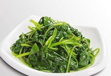 红薯叶直接下锅炒就错了，教你1招窍门，红薯叶香嫩爽口，不发黄