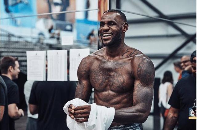 7图看NBA球员的麒麟臂：张伯伦二头肌比篮球大,霍华德肌肉如刀刻