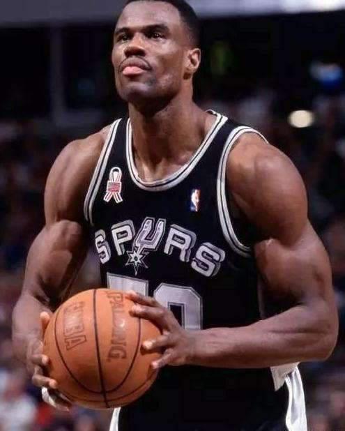 7图看NBA球员的麒麟臂：张伯伦二头肌比篮球大,霍华德肌肉如刀刻