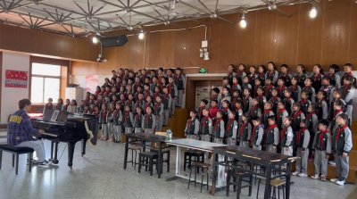 ​二年级小学生合唱《勇气大爆发》，声音稚嫩令人陶醉，画面超治愈