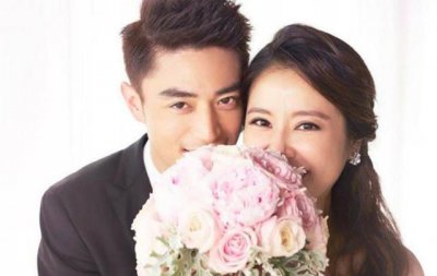 ​林心如被曝疑似怀二胎？心情大好拍广告，小腹隆起疑用手护肚