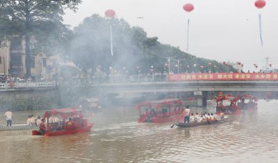 ​东莞道滘：水乡特色婚礼，新郎坐着龙舟去接亲
