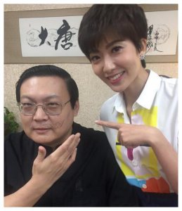 ​年近半百的梁宏达与自己的老婆近照曝光，但是网友的焦点在这里！