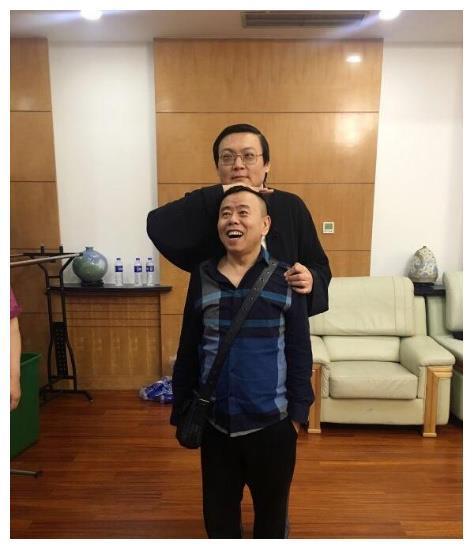年近半百的梁宏达与自己的老婆近照曝光，但是网友的焦点在这里！