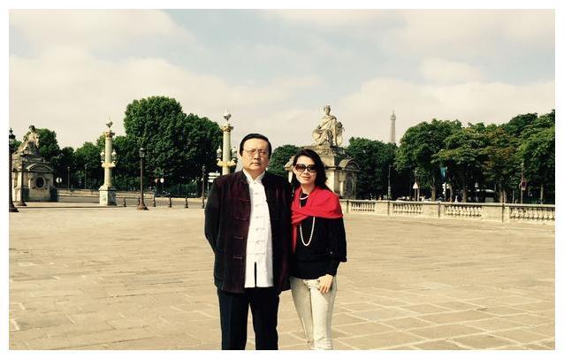 年近半百的梁宏达与自己的老婆近照曝光，但是网友的焦点在这里！